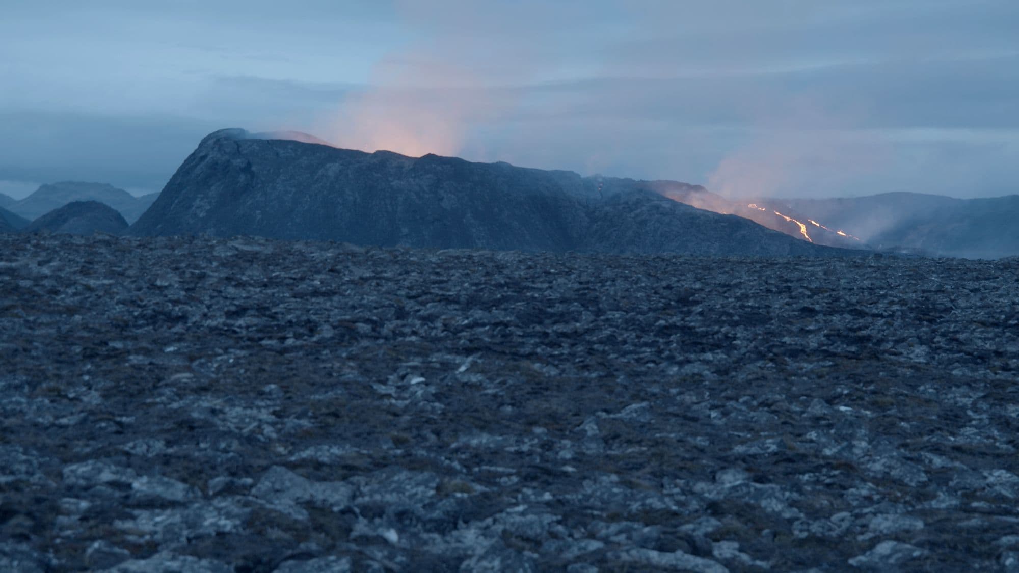 The view of the Fagradalsfjall volcanic eruption from the recording spot (Filmstill: Christoph Brünggel)