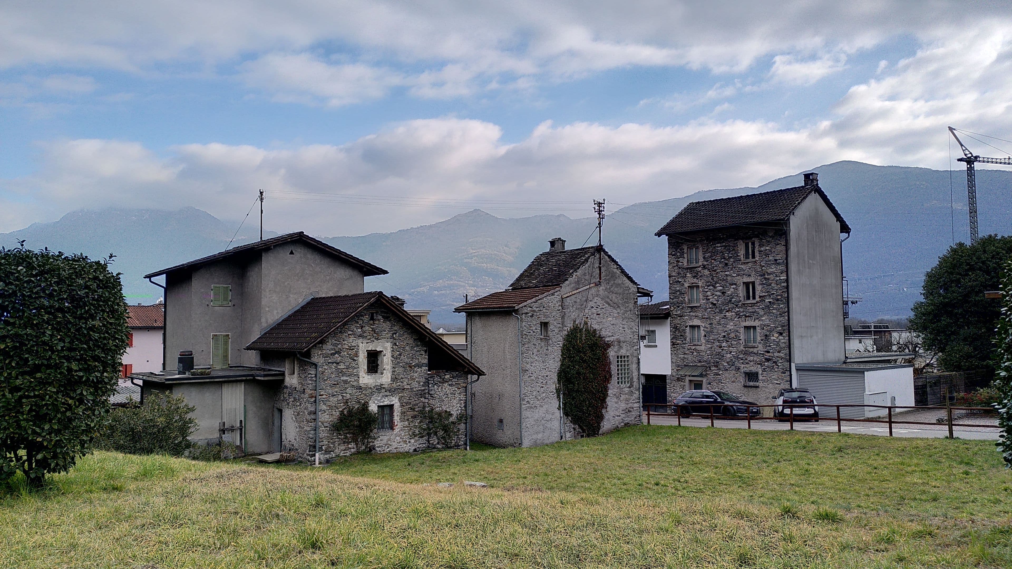 Wiese im Tessiner Dorf Cugnasco. Bis ins Jahr 2000 standen hier drei Wohnhäuser aus dem 18. und 19. Jahrhundert. Im Jahr 2000 wurden sie ins Freilichtmuseum Ballenberg versetzt. Das an ihrer Stelle geplante Gemeindegebäude konnte nicht realisiert werden. Foto: L. Imhof 2023