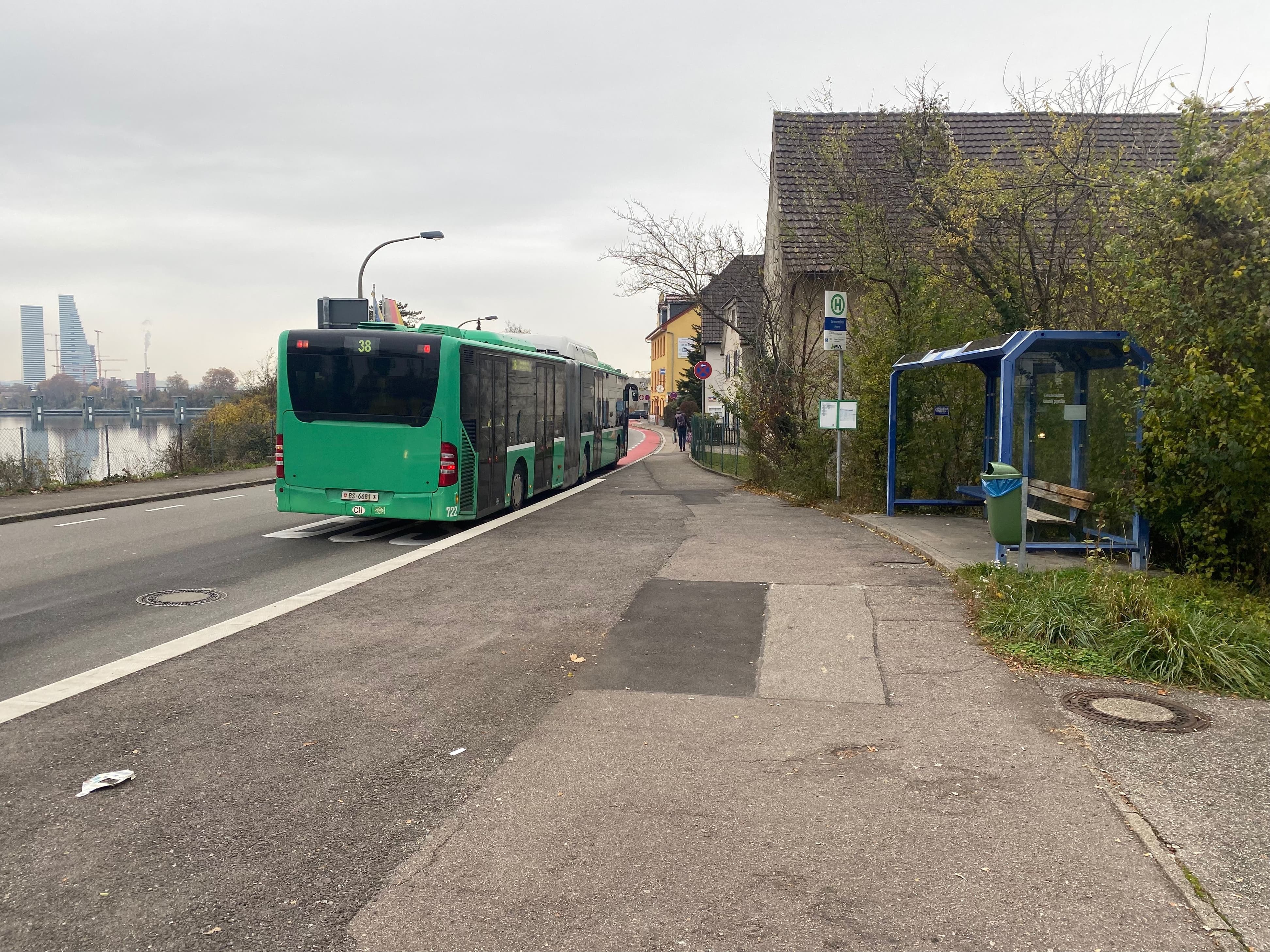 38er Bus, im deutschen Grenzach, kurz vor der Weiterfahrt zur Schifflände, Basel (Foto: Sebastian Dümling)